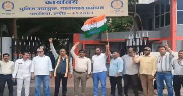 इंदौर की बदहाल ट्रैफिक व्यवस्था पर कांग्रेस का प्रदर्शन, 10 नए यातायात थाने खोलने की मांग, मुख्यमंत्री के नाम सौंपा ज्ञापन